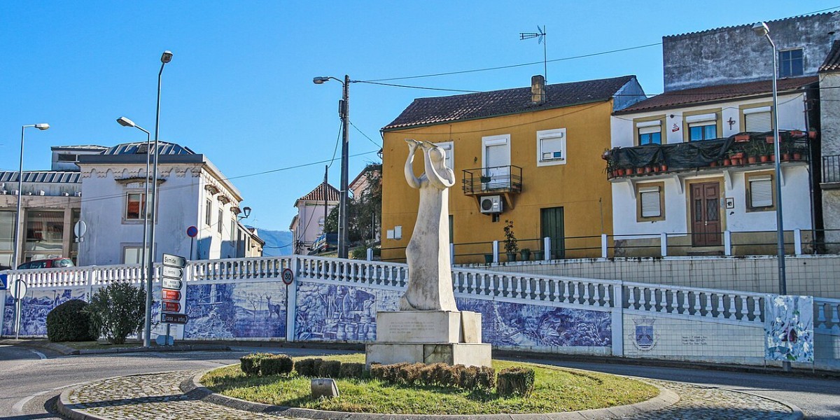 estatua_da_liberdade_-_miranda_do_corvo_-_portugal_52941131726.jpg